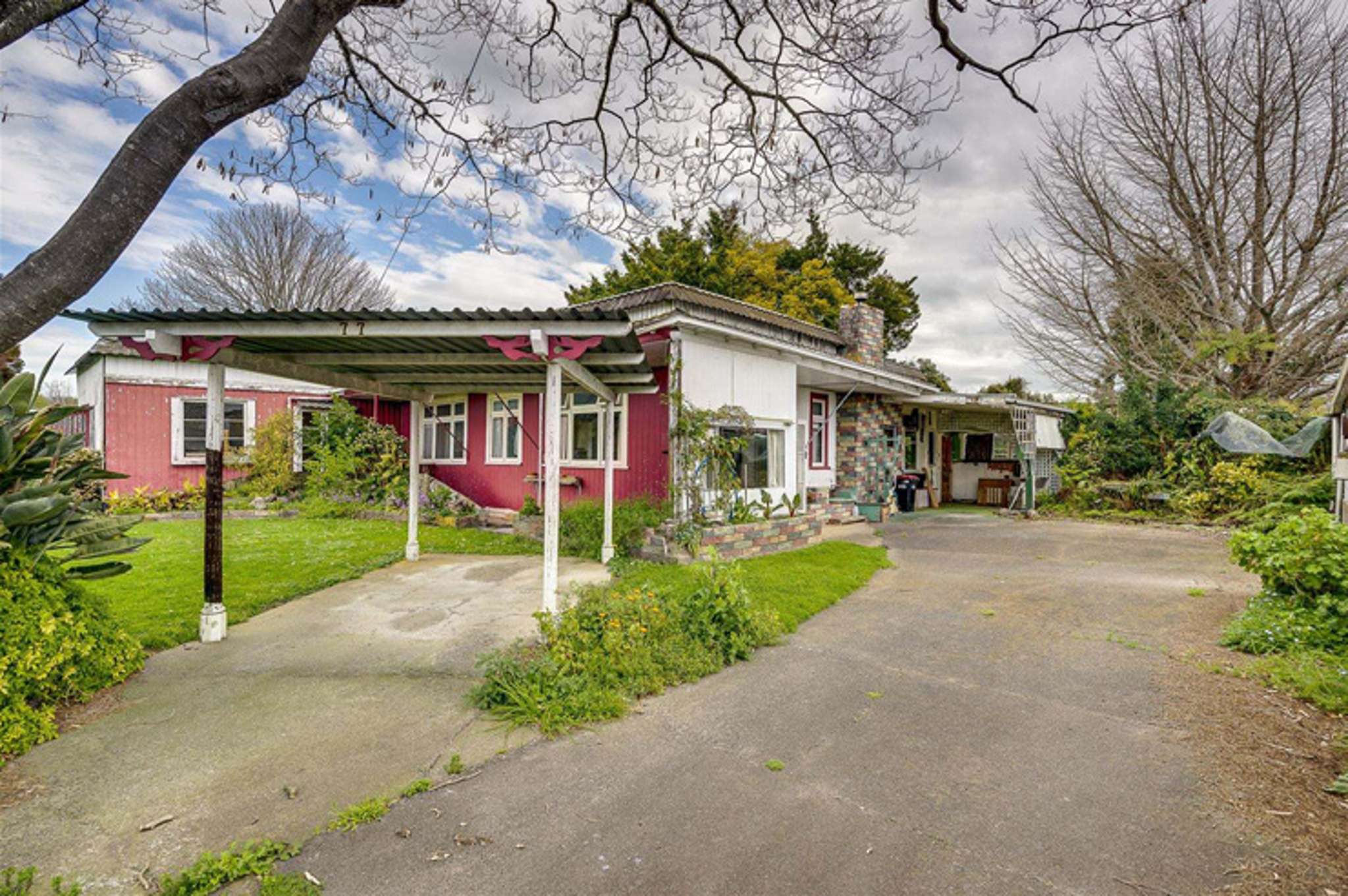 Two-way auction fight pushes up price of asbestos-ridden house in Napier