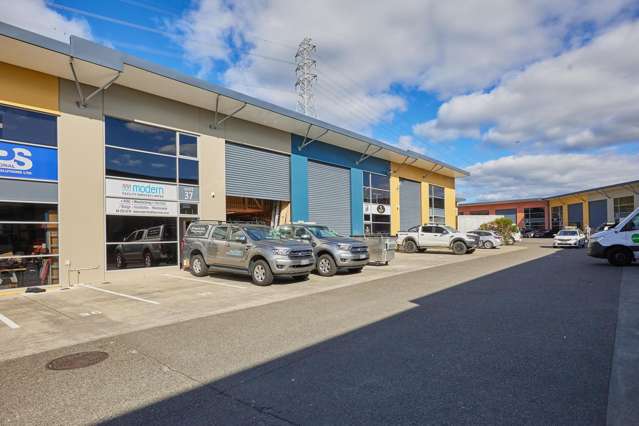 Quality office and warehouse in Grenada