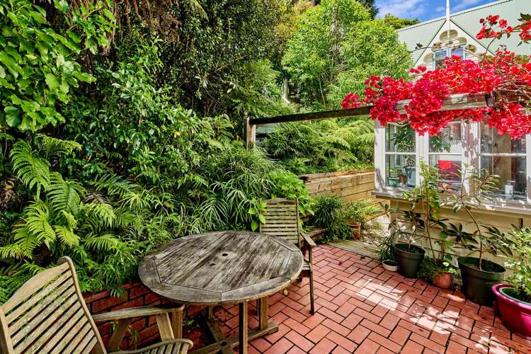 15 Whiorau Grove Lowry Bay_11