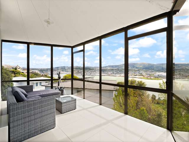 A masterpiece overlooking the harbour!