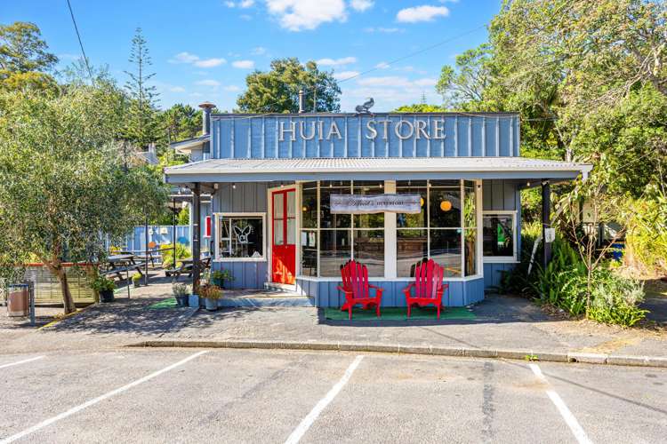 1194 Huia Road_5