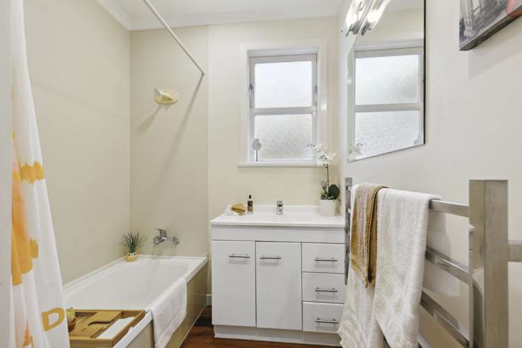 29 Collins Avenue Tawa_11