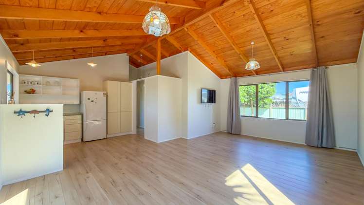 211B The Square Whangamatā_6