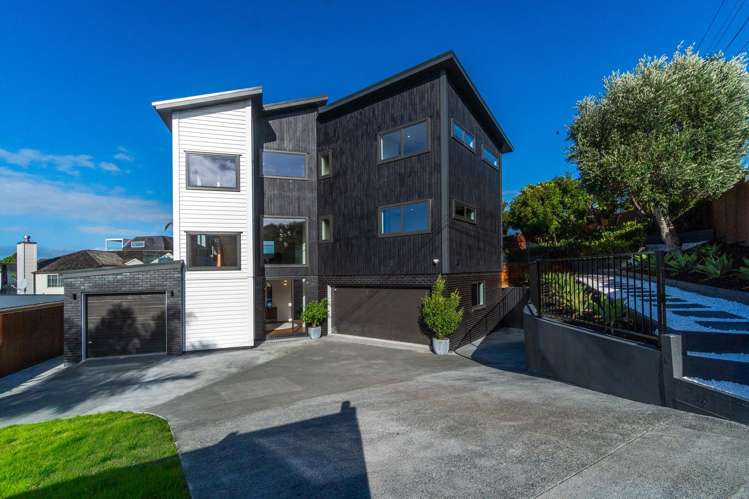 2/21 Eastcliffe Road_1