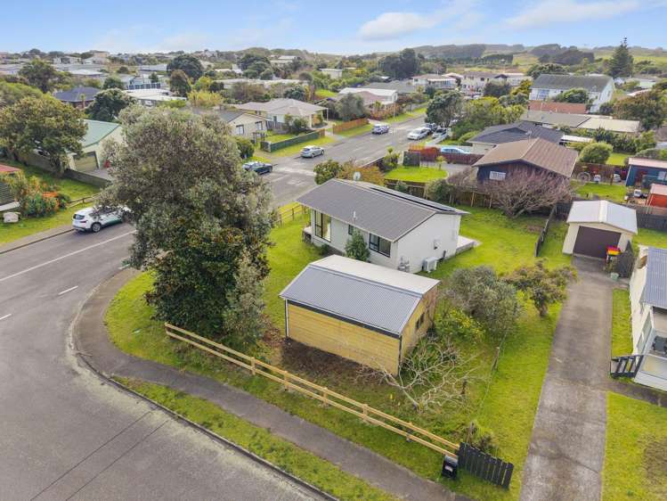 42 Norfolk Crescent Otaki Beach_10