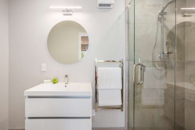 2/7 Grays Road Plimmerton_11