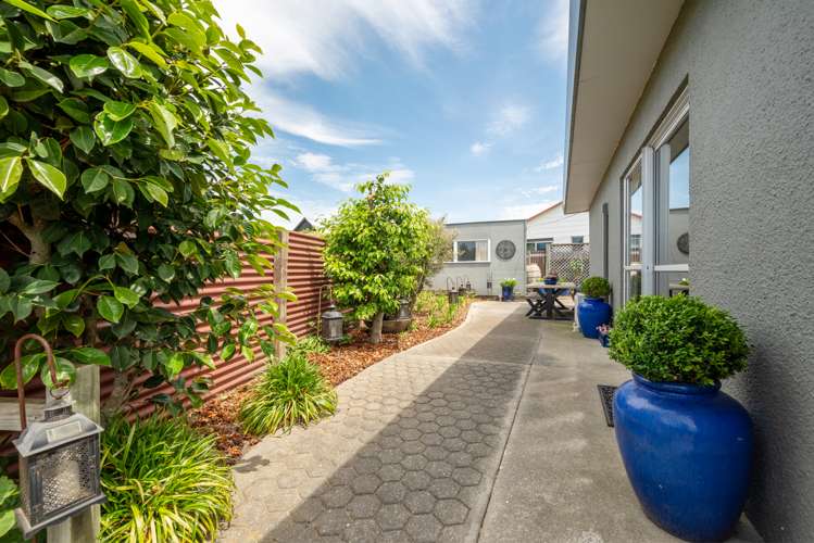 2/8 Faulkland Drive Witherlea_15