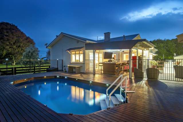 Country villa with man sheds on fringes of town!