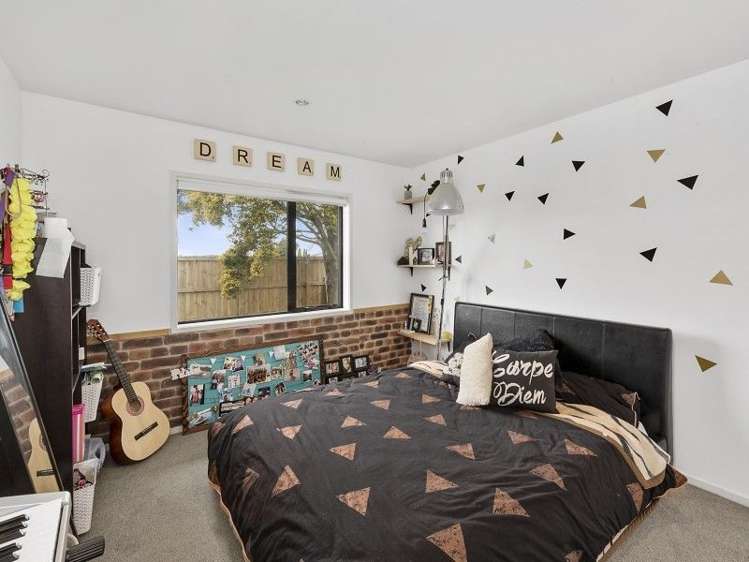 1/11 Errol Close Burbush_11