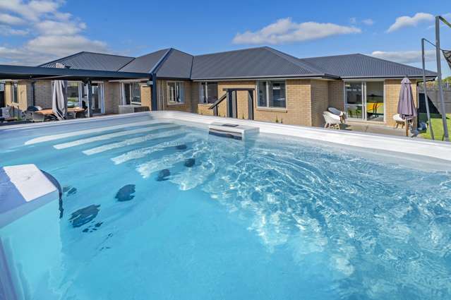 5 bedrooms, 2 living and Outdoor Entertaining!