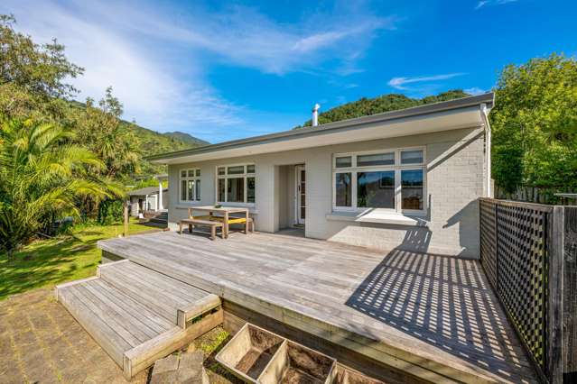 Charming 1940s Cottage with Ferry Views