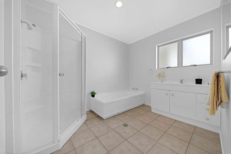2/105 Carnoustie Drive Wattle Downs_12