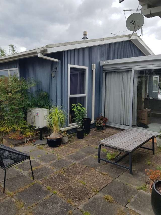 Light-filled tidy  3 bedroom Home in Mairangi Bay!