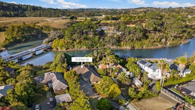 Waterfront Bliss – Large Single-Level on 1436m²!