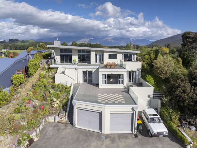 Spectacular Lake Manapouri home for sale
