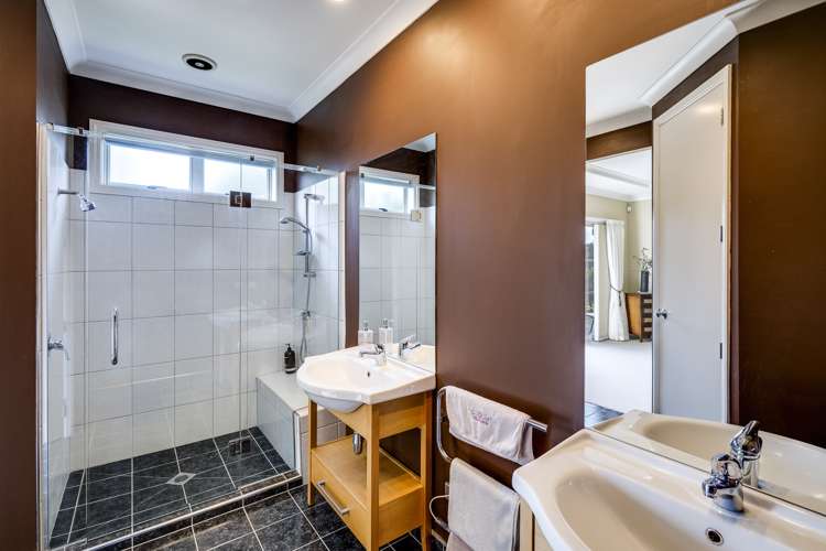 11 Heynes Place Clive_5