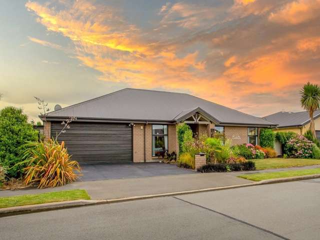 IMMACULATE FULLY FURNISHED SPACIOUS FAMILY HOME!