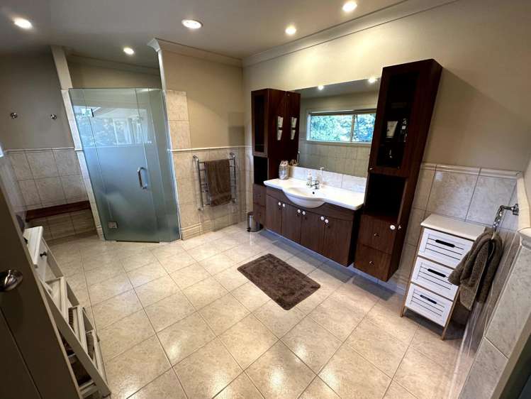 66 Shelter Drive Greenhithe_16