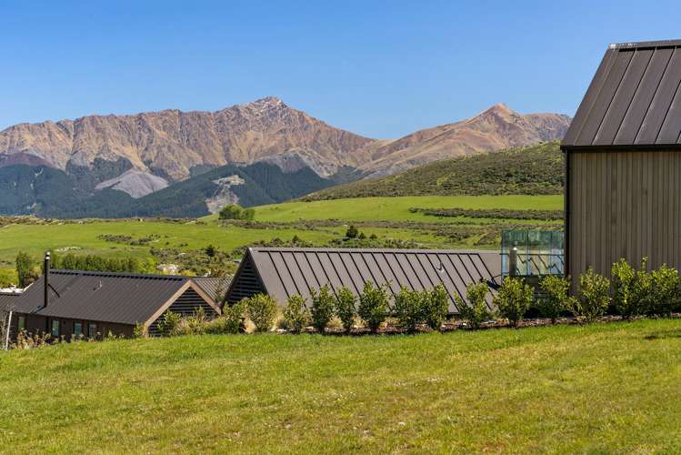 5 Falconer Rise Jacks Point_11