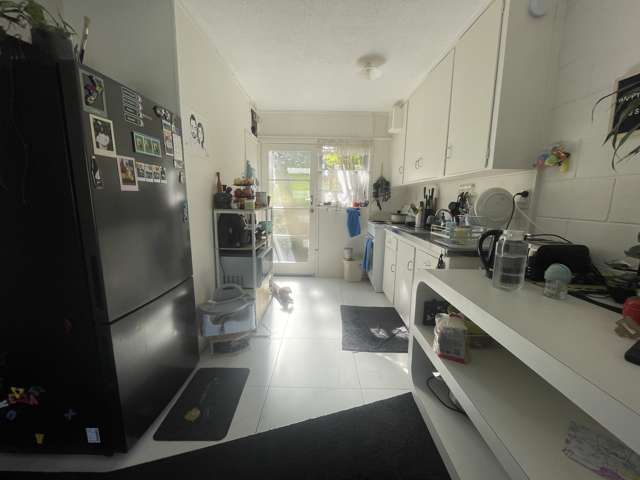 Easy-care & Great location! 2 Bed 1 Bath | Mt Wellington