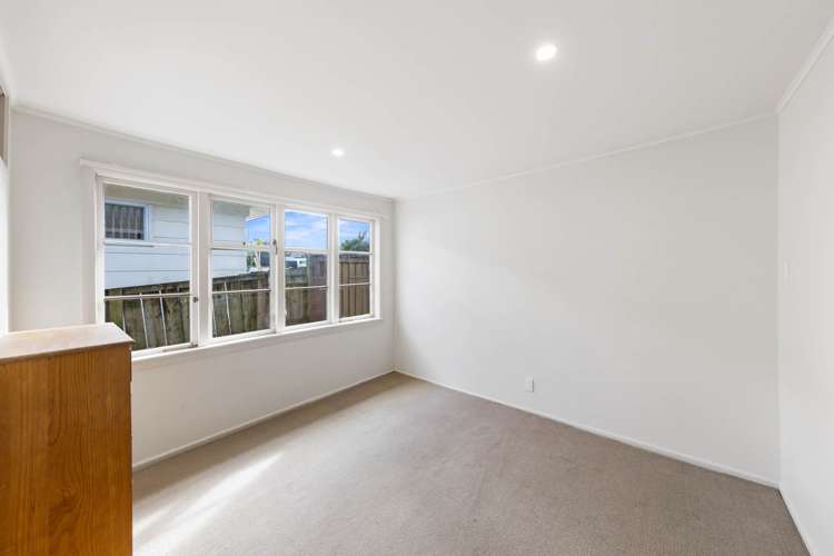 65 Royal Road Massey_10