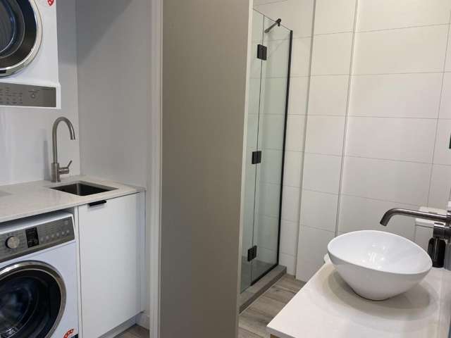 2/60 Robert Street 11640_3