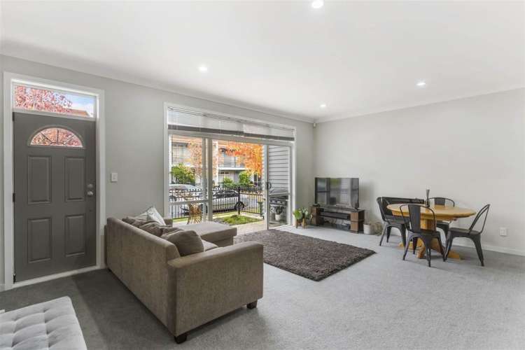 2/44 Carlos Drive Flat Bush_1