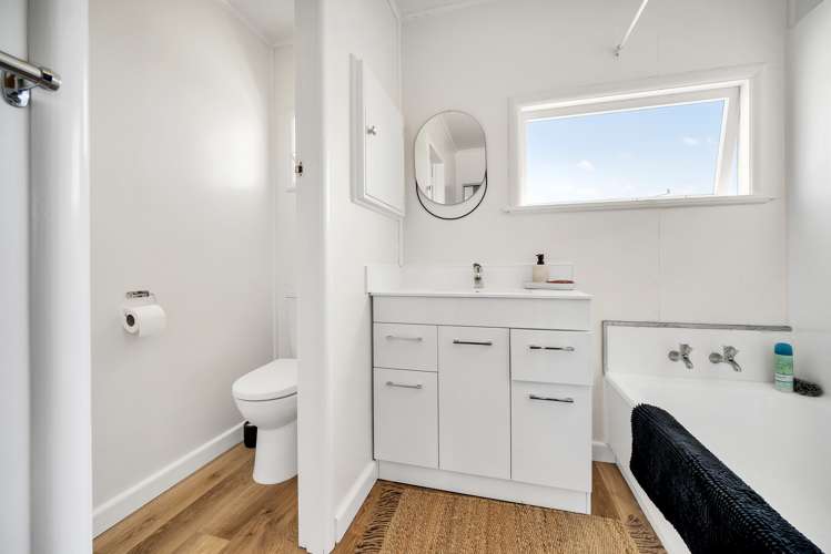 1/7 Tennyson Crescent Stoke_12