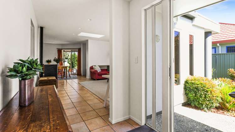 2 Queens Walk Taradale_5