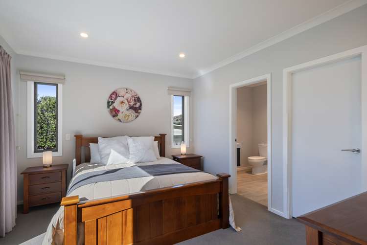 11 Paparoa Crescent Aotea_14