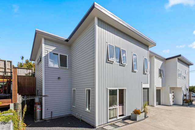Modern and Spacious Family Home!