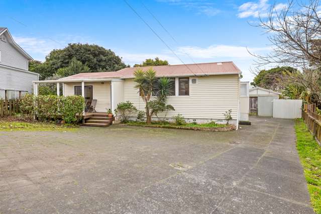 3 Bedroom + Single Garage | 6 month fixed term