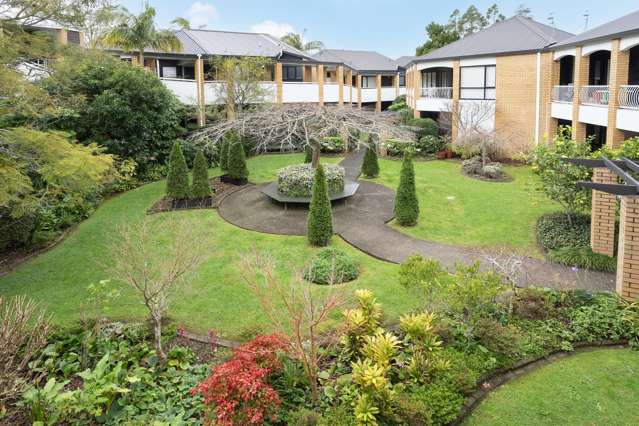 ENJOY ALL DAY SUN AT THE "REMUERA MEWS"