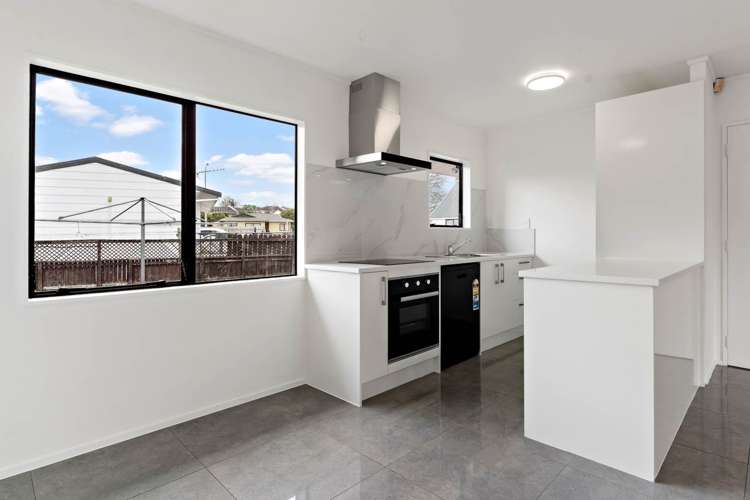 2/10 Trevor Hosken Drive Wiri_3