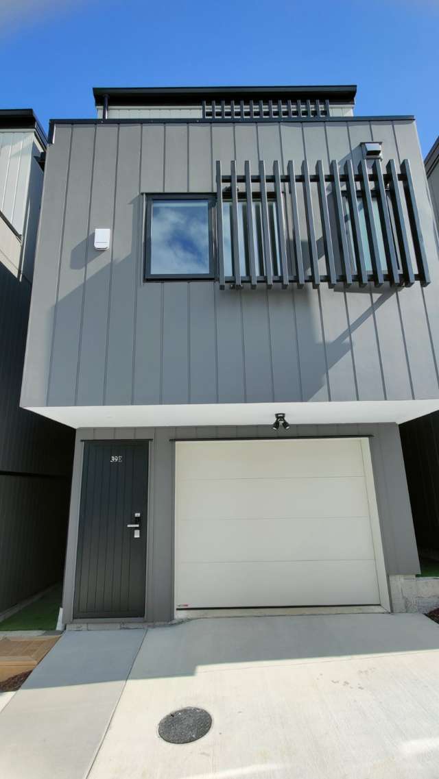 new 3bedrooms 3bathrooms townhouse in a convenient locations of Ellerslie.