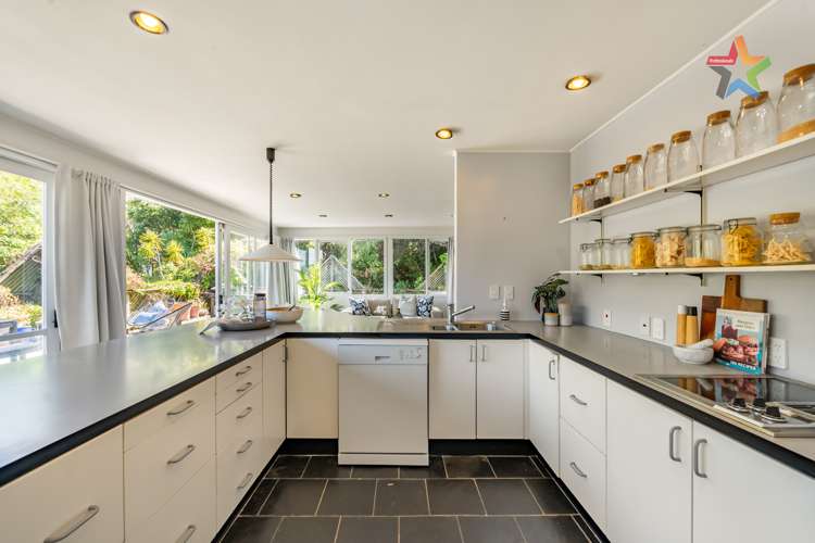 12 Whiorau Grove Lowry Bay_12