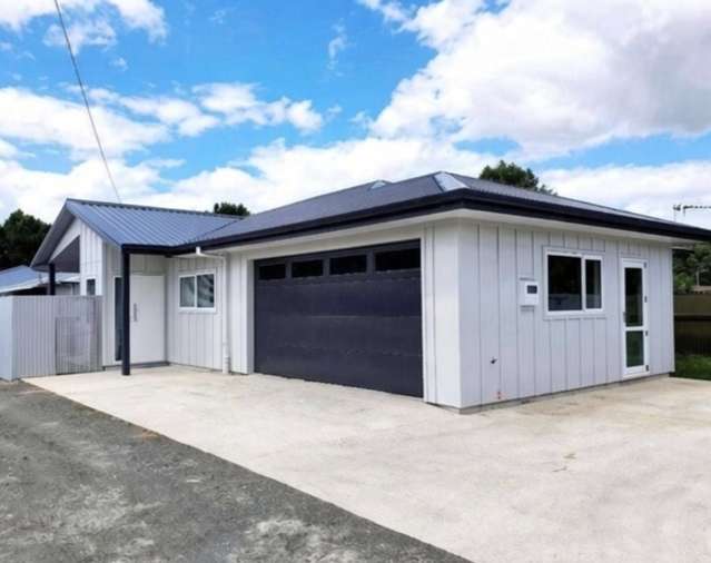 *Very Modern 3 Bedroom, 2 toilets, Double Garage *