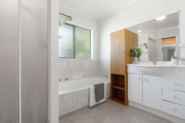 12 Sylvania Drive Matua_11