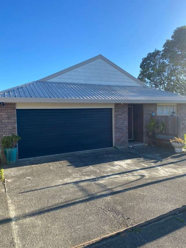 Charming Basement Suite with Garden in Massey