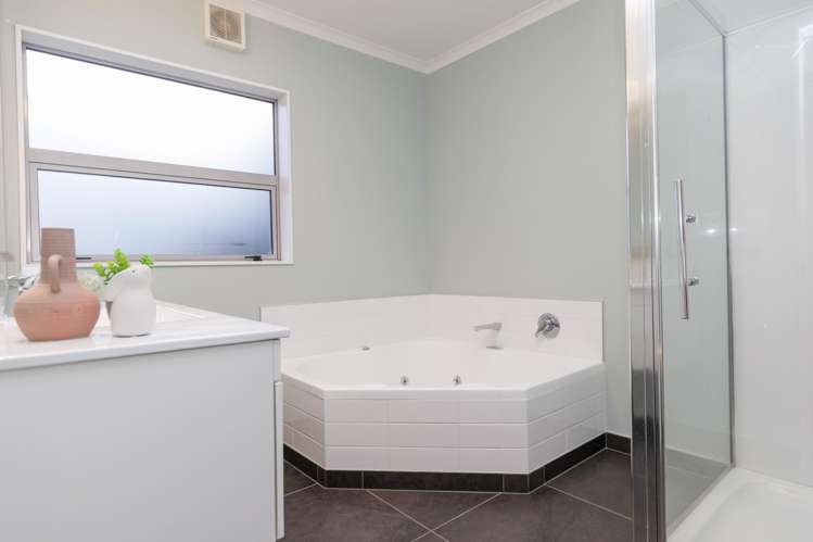 11 Yarnbrook Grove Churton Park_11