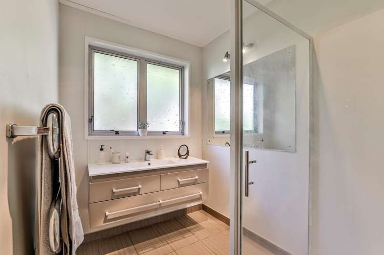 2/5 Vivian Wilson Drive Eastern Beach_12