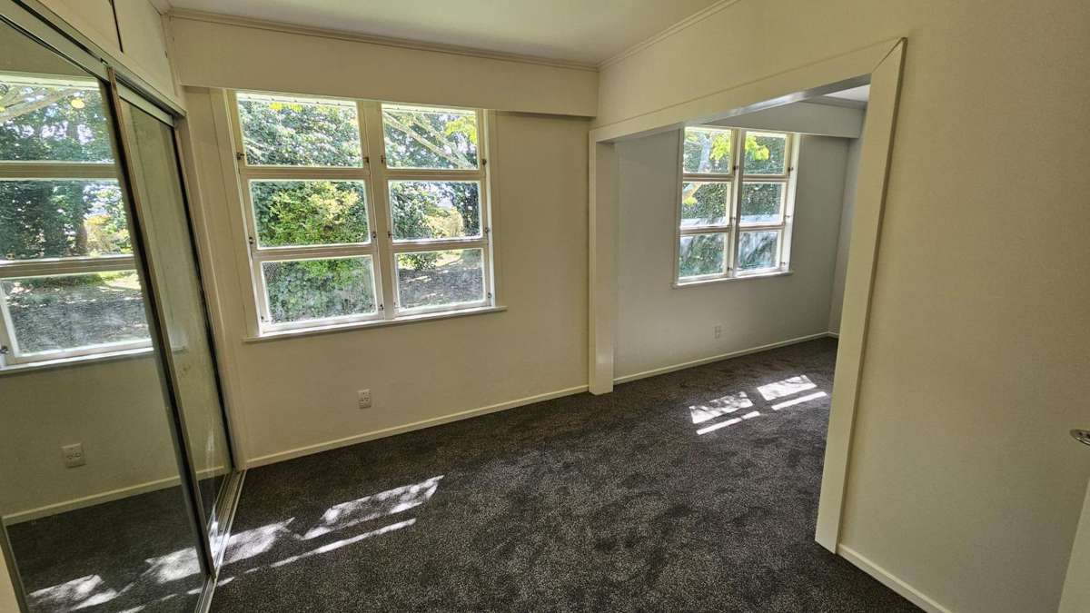 LARGE HOME FOR FAMILIES OR FLATTIES! 5