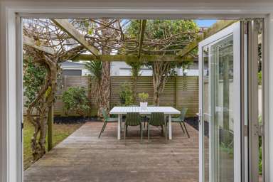 2/142 Riddell Road_1