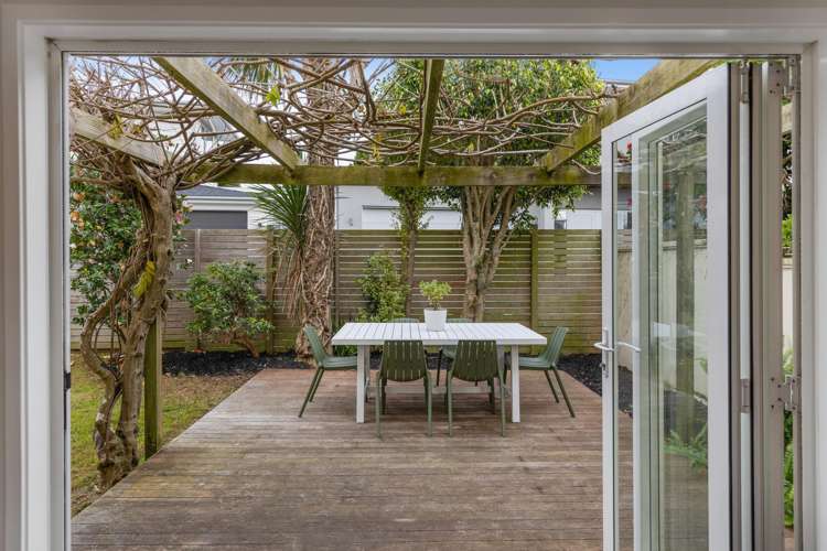 2/142 Riddell Road_1