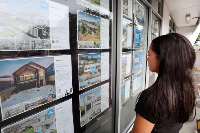 Tony Alexander: Dream scenario for thousands of young buyers as investors sell, sell, sell