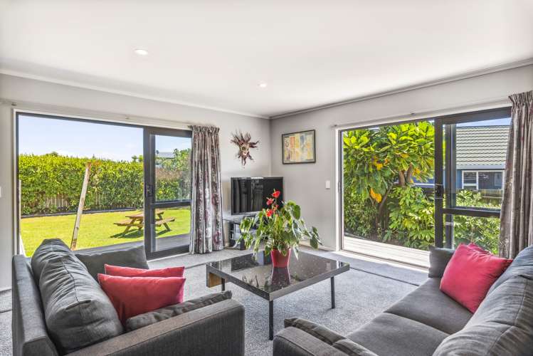 7 Adrian Grove Waikanae Beach_12