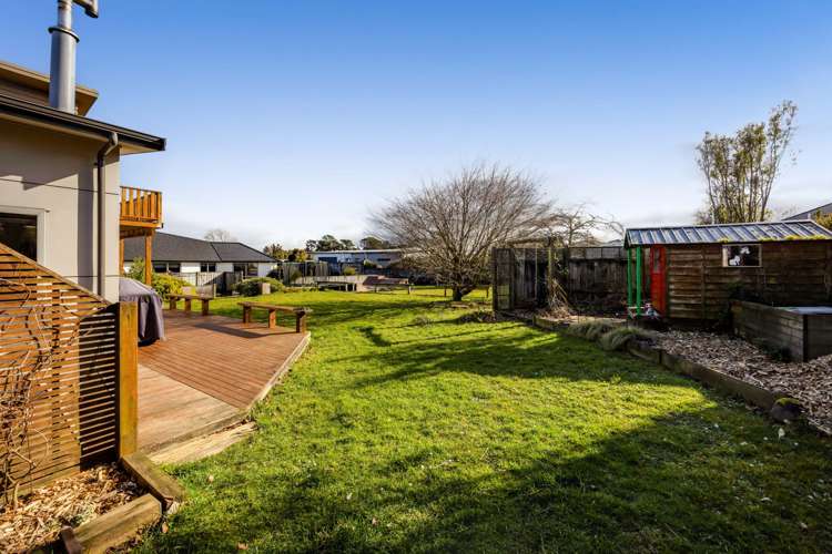 17 Elizabeth Grove Stratford_24