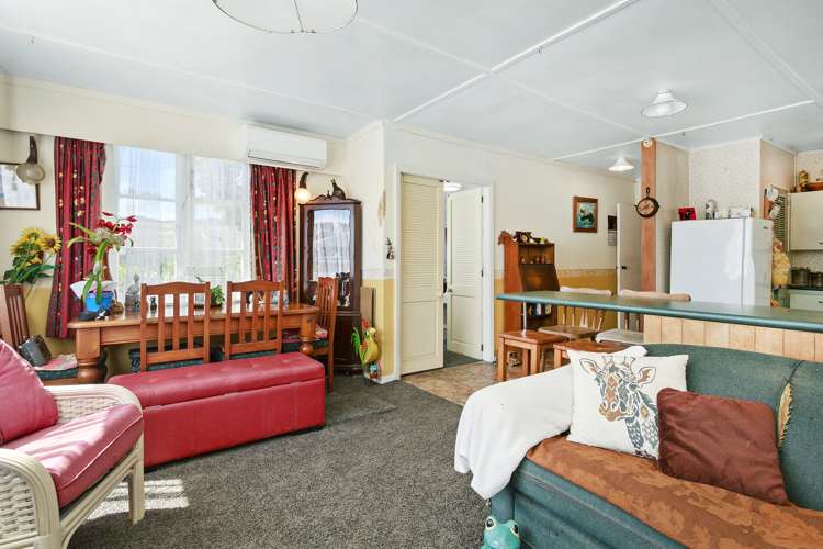 2 Burke Grove Naenae_11