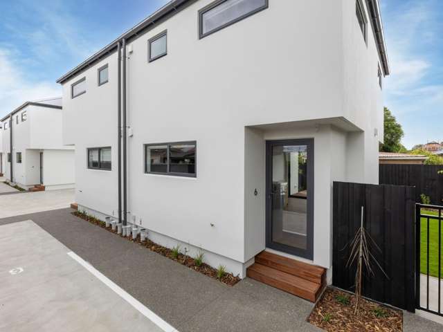 Stunning Rear Unit With Lawn Area