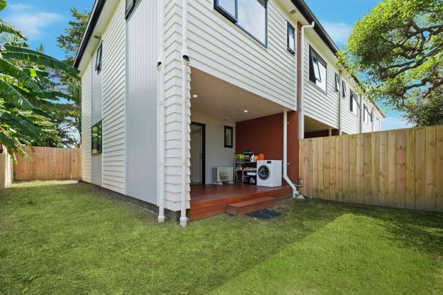 7/3 Royal View Road Te Atatu South_1